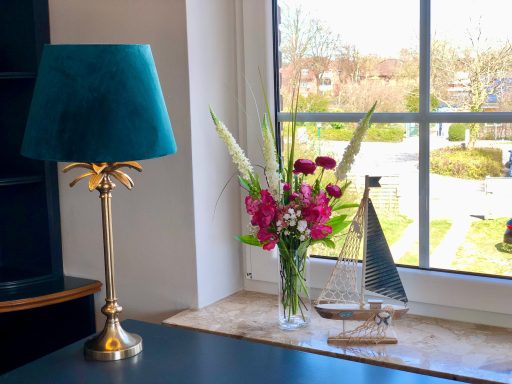 Wohnzimmer mit Blick vom Schreibtisch in den Garten Wohnzimmer