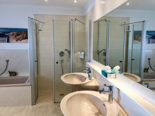 Bad mit 2 Waschbecken / Dusche Bad