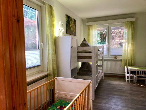 Kinderzimmer mit Kleinkinderbett Kinderzimmer